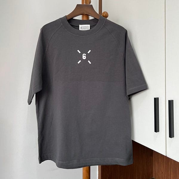 入手困難メゾンマルジェラ ナンバリングロゴマコ Tシャツ パチモン 2色 Mac77589